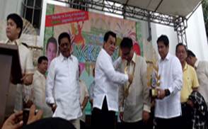 SILG Mar Roxas receives Natatanging GAWAD DANGAL ng LIPI from Gov. Alvarado and Vice-Governor Fernando